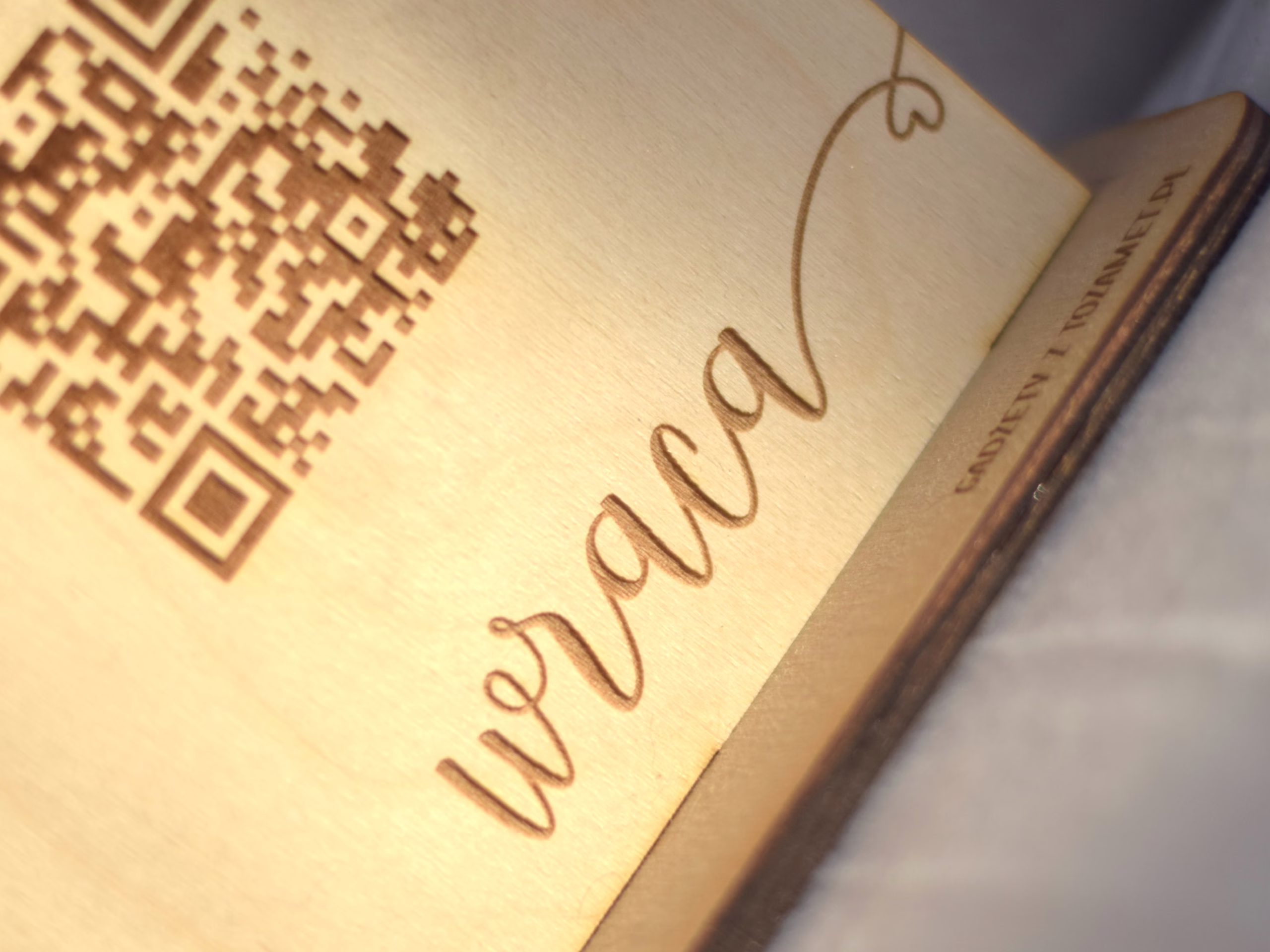 tabliczka drewniana grawerowana detale