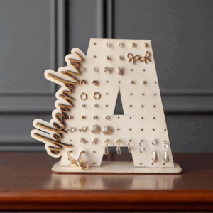 Ekspozytor na kolczyki w kształcie litery z imieniem